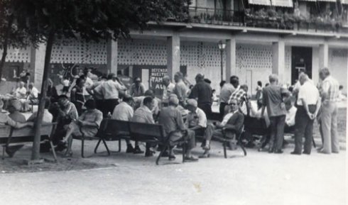 Vecinos de charla en la plaza de Agustín Lara, en los años 70